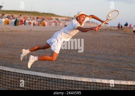 Tennis retrò sulla spiaggia al sole serale sull'isola di Borkum, Germania Foto Stock