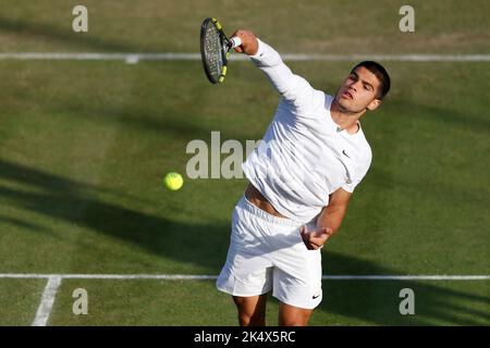 Il tennista spagnolo Carlos Alcaraz gioca a overhead smash durante i Campionati Wimbledon 2022, Londra, Inghilterra, Regno Unito Foto Stock