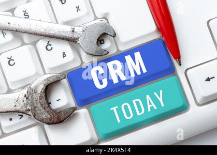 Scrittura del testo di visualizzazione CRM. Word scritto su gestisce tutte le relazioni aziendali e le interazioni con i clienti Foto Stock