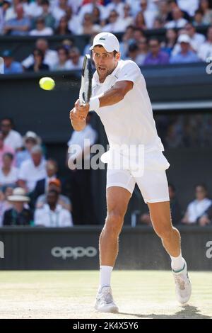 Il tennista serbo Novak Djokovic gioca a colpi di mano durante i Campionati Wimbledon 202, Londra, Inghilterra, Regno Unito Foto Stock