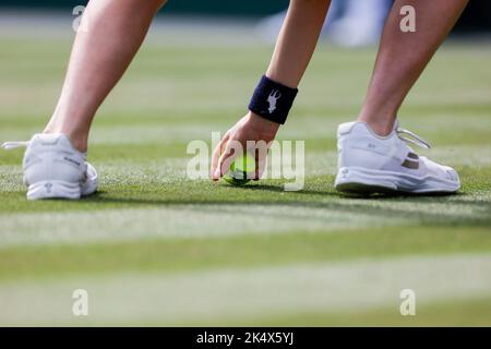 Primo piano di ballboy che raccoglie la palla al Wimbledon Championships, Londra, Inghilterra, Regno Unito Foto Stock
