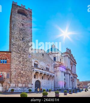 Torre del Pegol di Palazzo Broletto con il Duomo nuovo sullo sfondo, Brescia, Italia Foto Stock