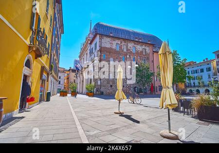 La parete laterale di Palazzo della Loggia, circondata da case storiche di Largo Tomaso Formentone, Brescia, Italia Foto Stock