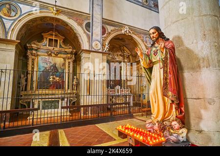 BRESCIA, ITALIA - 10 APRILE 2022: Interno della Chiesa di San Giuseppe con cappelle riccamente decorate e staue di Gesù Cristo, il 10 aprile a Brescia Foto Stock