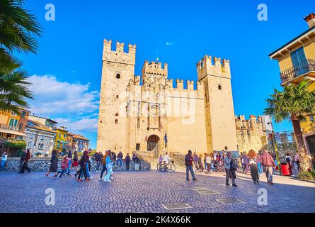 SIRMIONE, ITALIA - 10 APRILE 2022: Storico Castello Scaligero conservato su Piazza Castello con massicce mura in pietra e alte torri, il 10 aprile a Sirm Foto Stock