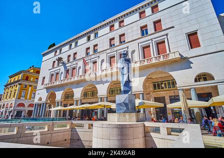 BRESCIA, ITALIA - 10 APRILE 2022: Sullo sfondo la moderna statua in pietra di Fontana del Bigio e Palazzo Assicurazioni generali, il 10 aprile Foto Stock