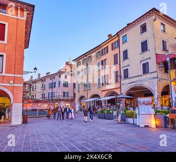 DESENZANO DEL GARDA, ITALIA - 10 APRILE 2022: Piazza Giuseppe Malvezzi con terrazze di ristoranti all'aperto e linee di case storiche, Foto Stock