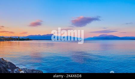Riflesso del cielo crepuscolo sulla superficie increspata del Lago di Garda, Desenzano del Garda, Italia Foto Stock