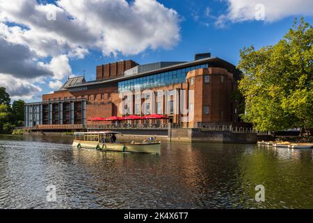 Una crociera sul fiume passando davanti al Teatro RSC a Stratford Upon Avon, Warwickshire, Inghilterra Foto Stock