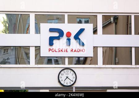 BYDGOSZCZ, POLONIA - 10 AGOSTO 2022: Polskie radio logo a Bydgoszcz con un orologio Foto Stock