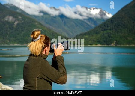 Fotografo naturalistico che fotografa il paesaggio della splendida costa di Bella Coola, British Columbia, Canada Foto Stock