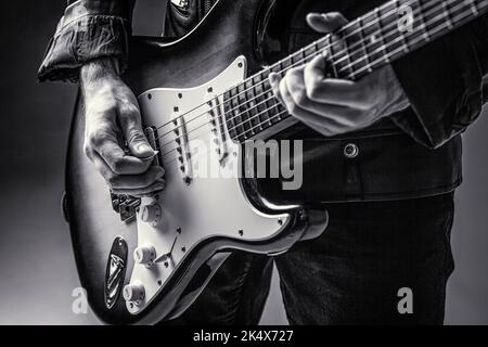 Strumento musicale. Chitarra elettrica. Ripetizione di musica rock band. Festival di musica. Uomo che suona la chitarra. Primo piano mano che suona la chitarra. Musicista che suona Foto Stock