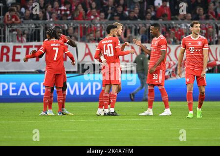 Monaco, Germania. 04th Ott 2022. Calcio: Champions League, Bayern Monaco - Viktoria Plzen, Group Stage, Group C, Giornata 3 all'Allianz Arena, Monaco giocatori in alto-cinque prima della partita. Credit: Sven Hoppe/dpa/Alamy Live News Foto Stock