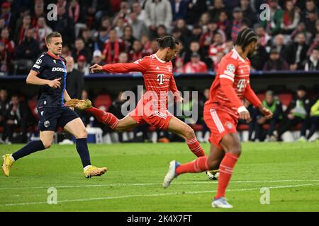 Monaco, Germania. 04th Ott 2022. Calcio: Champions League, Bayern Munich - Viktoria Plzen, palcoscenico di gruppo, gruppo C, giorno di partita 3 all'Allianz Arena, Leroy sane (M) di Monaco segna a 1:0. Credit: Sven Hoppe/dpa/Alamy Live News Foto Stock