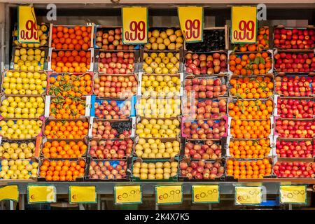 La frutta fresca di vari colori e tipi è venduta a un'offerta speciale di 99 centesimi di euro Foto Stock