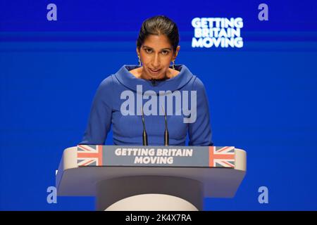 Il Segretario di Stato Suella Braverman ha parlato durante la conferenza annuale del Partito conservatore presso il Centro Congressi Internazionale di Birmingham. Data immagine: Martedì 4 ottobre 2022. Foto Stock