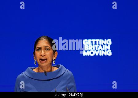 Il Segretario di Stato Suella Braverman ha parlato durante la conferenza annuale del Partito conservatore presso il Centro Congressi Internazionale di Birmingham. Data immagine: Martedì 4 ottobre 2022. Foto Stock