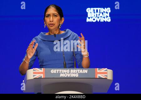Il Segretario di Stato Suella Braverman ha parlato durante la conferenza annuale del Partito conservatore presso il Centro Congressi Internazionale di Birmingham. Data immagine: Martedì 4 ottobre 2022. Foto Stock