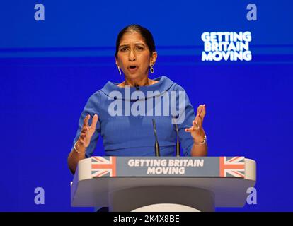Il Segretario di Stato Suella Braverman ha parlato durante la conferenza annuale del Partito conservatore presso il Centro Congressi Internazionale di Birmingham. Data immagine: Martedì 4 ottobre 2022. Foto Stock