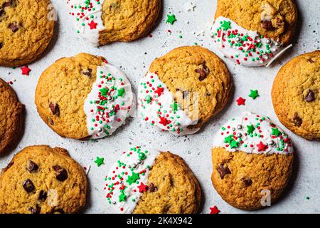 Biscotti natalizi con spolverini natalizi. Concetto di dessert per le vacanze. Foto Stock