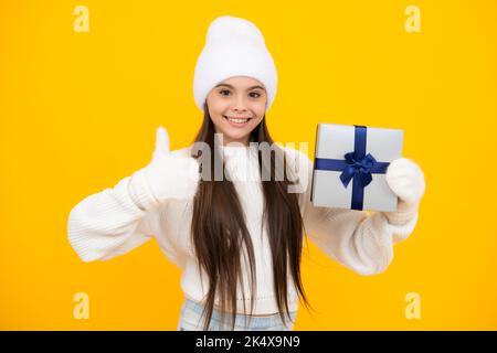 Regalo emotivo del bambino adolescente in attesa per il compleanno. Divertente ragazza di capretto che tiene le scatole del regalo che celebra l'anno nuovo felice o il Natale. Foto Stock