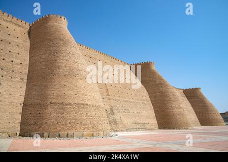 Alle mura della vecchia fortezza Ark, Bukhara, Uzbekistan Foto Stock