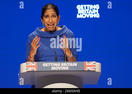 La sottosegretario Suella Braverman interviene alla conferenza annuale del Partito conservatore presso il Centro Congressi Internazionale di Birmingham. Data immagine: Martedì 4 ottobre 2022. Foto Stock
