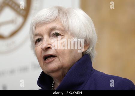Washington, Stati Uniti. 04th Ott 2022. Il Segretario del Tesoro degli Stati Uniti Janet Yellen consegna le sue osservazioni al Freedman's Bank Forum presso il Dipartimento del Tesoro di Washington, DC il 4 ottobre 2022. Foto di Yuri Gripas/UPI Credit: UPI/Alamy Live News Foto Stock