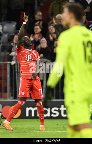 Monaco, Germania. 04th Ott 2022. Calcio: Champions League, Bayern Monaco - Viktoria Plzen, Group Stage, Group C, Giornata 3 all'Allianz Arena, Sadio Mane (l) di Monaco celebra le 3:0. Credit: Sven Hoppe/dpa/Alamy Live News Foto Stock