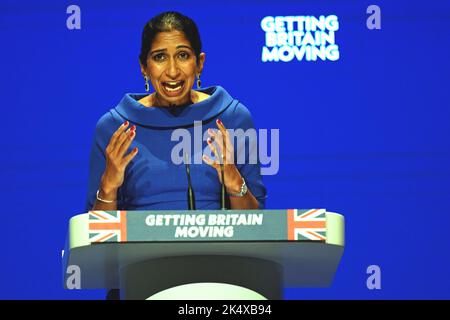 Il Segretario di Stato Suella Braverman ha parlato durante la conferenza annuale del Partito conservatore presso il Centro Congressi Internazionale di Birmingham. Data immagine: Martedì 4 ottobre 2022. Foto Stock