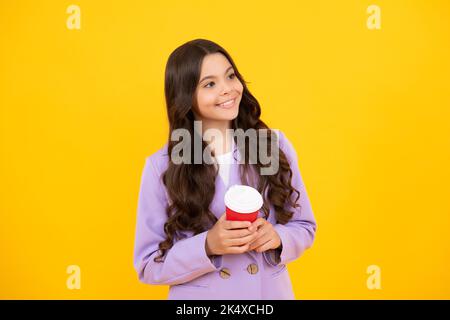 Ragazza sorridente felice della scuola che tiene la tazza del caffè, imparante ed educazione. Pausa caffè e pausa scolastica. Ritorno a scuola. Teenager studente di plastica Foto Stock