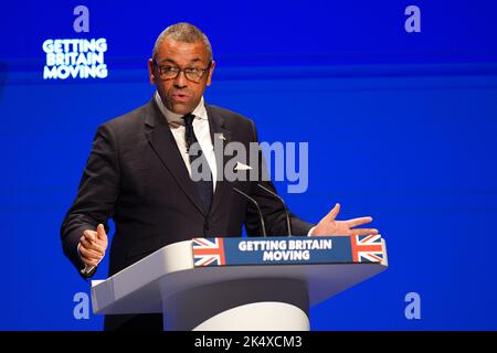 Il Segretario degli Esteri James parla con intelligenza alla conferenza annuale del Partito conservatore presso l'International Convention Centre di Birmingham. Data immagine: Martedì 4 ottobre 2022. Foto Stock