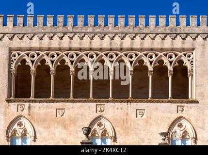 DONNA Fugata, RAGUSA, ITALIA 09-18-2022 Arches della facciata del castello di Donna Fugata, antica residenza siciliana ottocentesca, dove si trova il castello di Donna Fugata Foto Stock