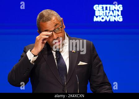 Il Segretario degli Esteri James parla con intelligenza alla conferenza annuale del Partito conservatore presso l'International Convention Centre di Birmingham. Data immagine: Martedì 4 ottobre 2022. Foto Stock