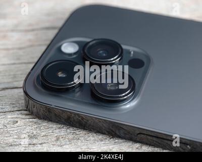 Galati, Romania - Ottobre, 04 2022: Apple lancia il loro nuovo Apple iPhone 14 Pro con triple fotocamere migliorate. Mettere a fuoco l'isola della fotocamera dal retro di t Foto Stock