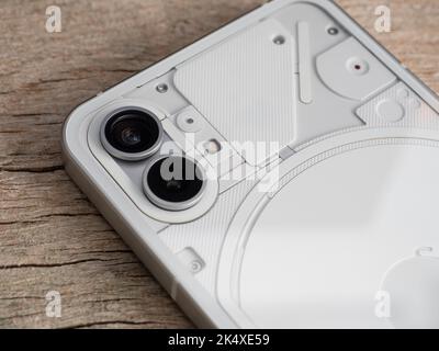 Galati, Romania - Ottobre, 04 2022: Niente lanciare il loro primo smartphone niente Telefono 1 5G con doppia fotocamera da 50 megapixel isola Foto Stock