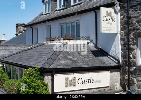 Harlech, Regno Unito - 13 luglio 2022: Il segno per Castle Cottage nel villaggio di Harlech nel Galles del Nord Foto Stock