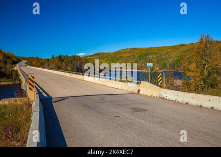 Il ponte che attraversa il fiume Petitot in direzione sud sulla BC Highway 77 tra Fort Nelson e il confine dei territori nordoccidentali Foto Stock