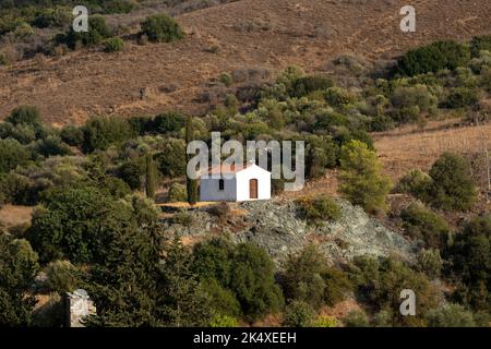 Piccola chiesa bianca nella valle Diarizos Paphos regione, Cipro Foto Stock