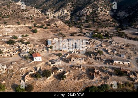 Veduta aerea del villaggio turco-cipriota di Souskiou (Susuz) nella valle di Diarizos, nella regione di Paphos, Cipro. Il villaggio è stato abbandonato nel luglio 1974. Foto Stock