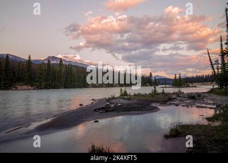 Tramonto sul fiume Athabasca nel Parco Nazionale di Jasper in Canada Foto Stock