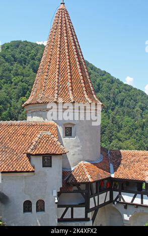 Torre Occidentale e tetti del Castello di Bran, Transilvania, Romania. Il castello medievale è collegato alla leggenda di Dracula Foto Stock