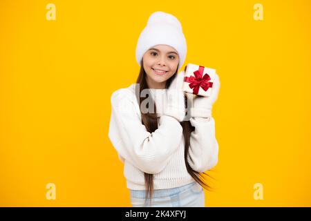 Regalo emotivo del bambino adolescente in attesa per il compleanno. Divertente ragazza di capretto che tiene le scatole del regalo che celebra l'anno nuovo felice o il Natale. Foto Stock