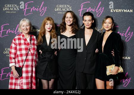 (Da sinistra a destra) Gemma Jones, Amelia Gething, Frances o'Connor, Emma Mackey e Alexandra Dowling arrivano alla prima britannica di Emily a Everyman Borough Yards a Londra. Data immagine: Martedì 4 ottobre 2022. Foto Stock