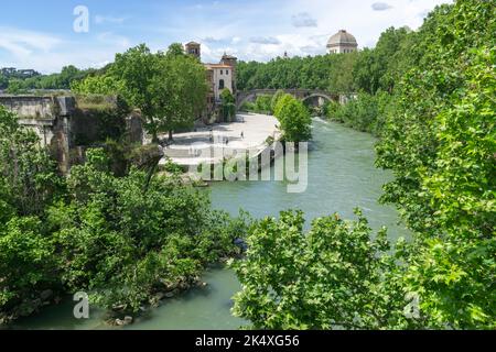 ROMA, ITALIA - 18 luglio 2022: Veduta dell'Isola Tiberina dal Ponte Palatino, Roma Italia Foto Stock