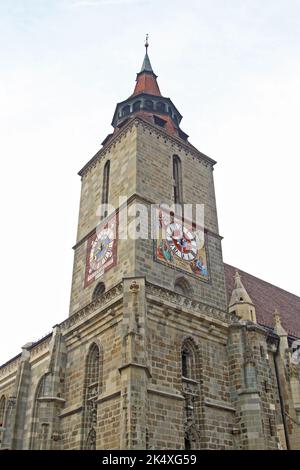 Torre e orologio, 15th ° secolo gotico Chiesa Nera (Biserica Neagră), Brasov città vecchia, Transilvania, Romania Foto Stock