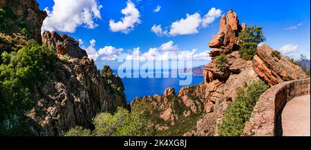 Corsica, Francia. Rocce rosse incredibili di Calanques de piana. Famoso percorso e destinazione di viaggio sulla costa occidentale dell'isola nel golfo di Porto Foto Stock