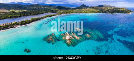 Le migliori spiagge dell'isola di Corsica - vista panoramica aerea della bella spiaggia di Santa Giulia lunga con il lago sault da un lato e mare turchese dall'altro Foto Stock