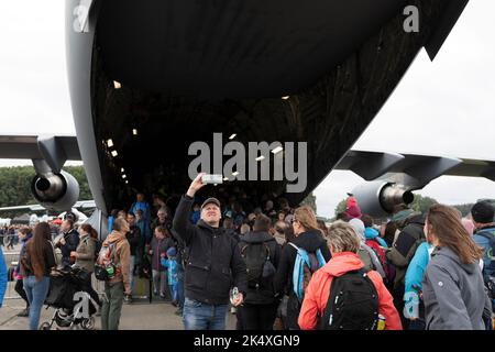 Giornate della NATO, Dny NATO, aeroporto Leos Janacek, Ostrava, Repubblica Ceca, Czechia - 17 settembre 2022: I civili stanno entrando nell'aereo militare da carico Foto Stock