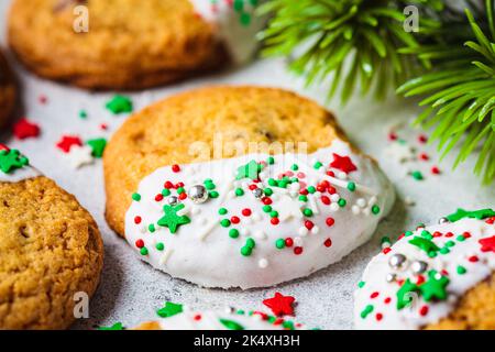 Biscotti natalizi con spolverini natalizi. Concetto di dessert per le vacanze. Foto Stock